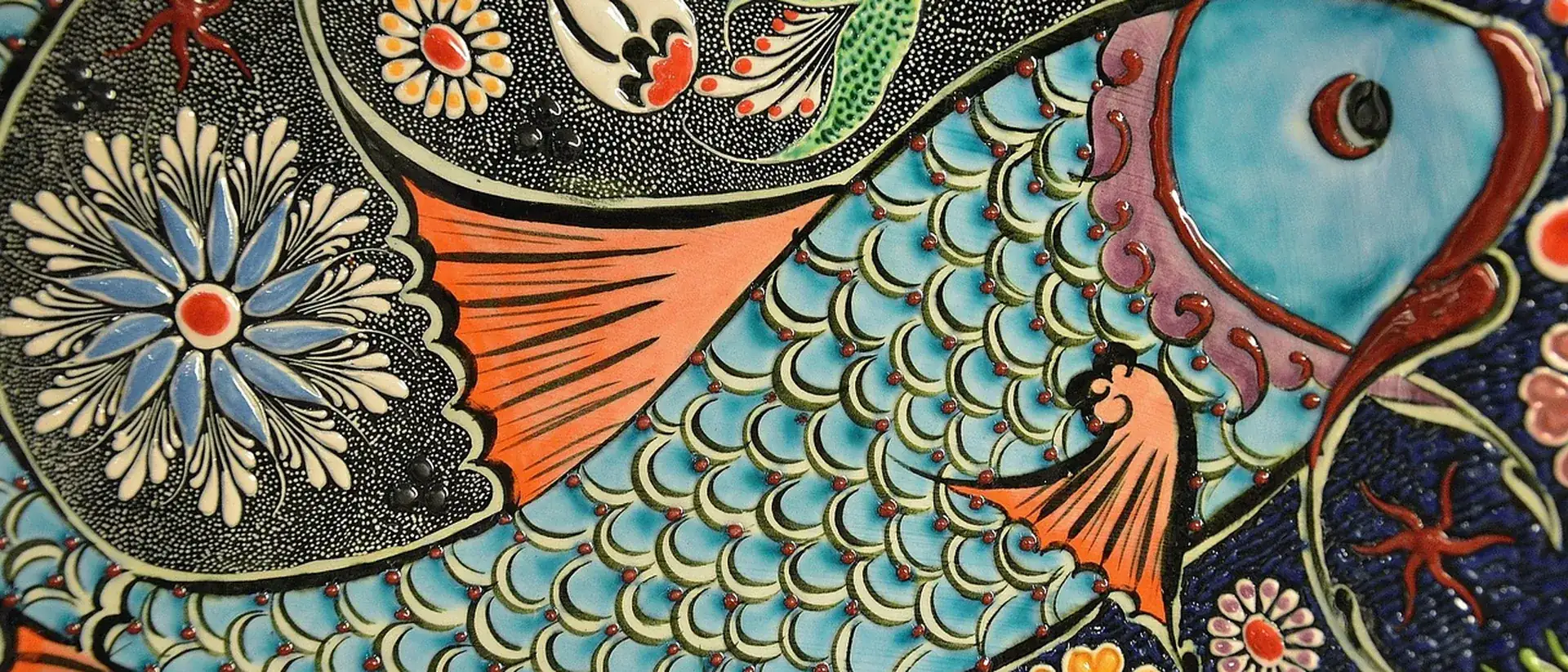 Détail d'une mosaïque murale, tesselles colorées et joints visibles