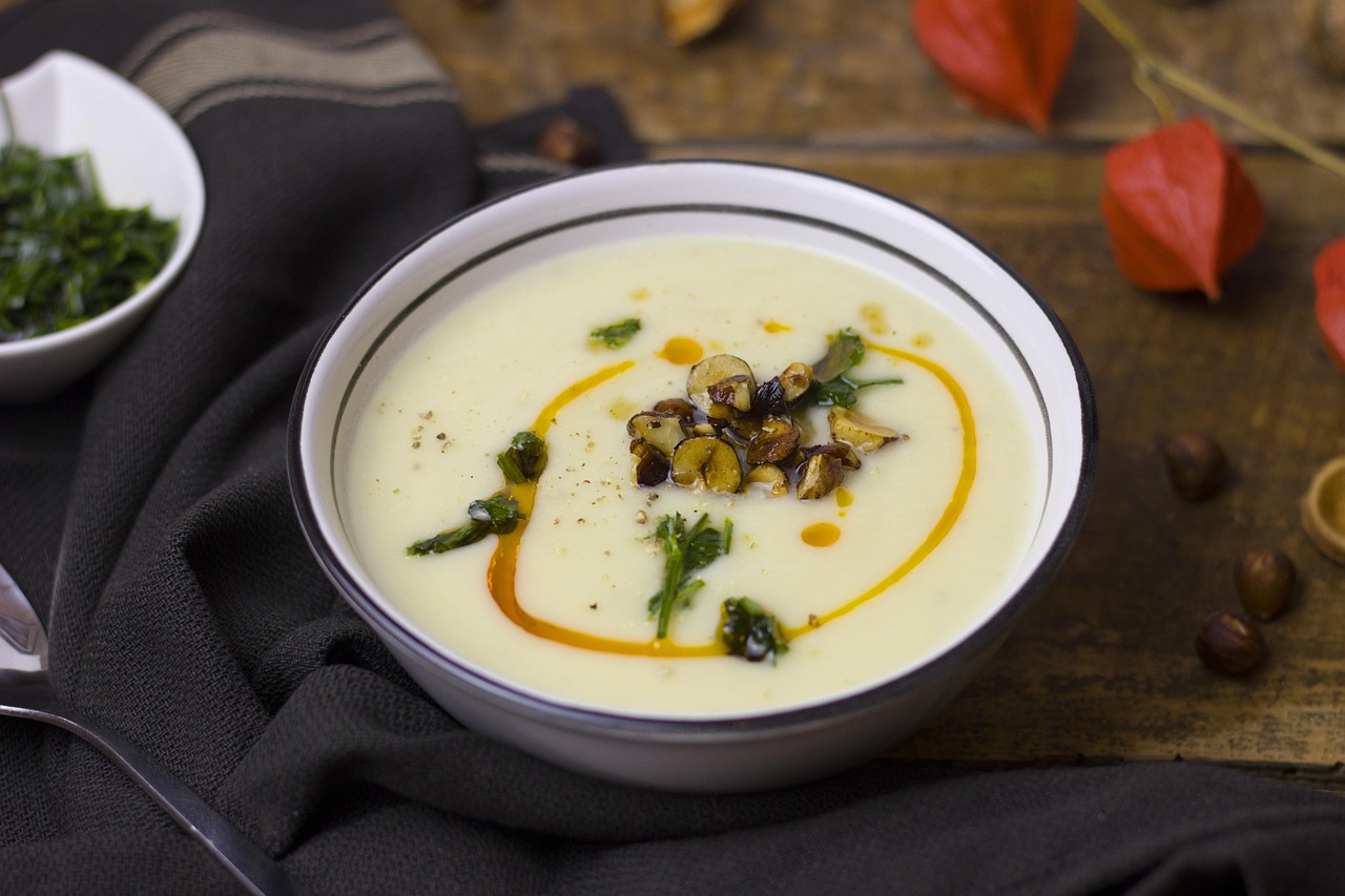 Bol de soupe cremeuse garnie