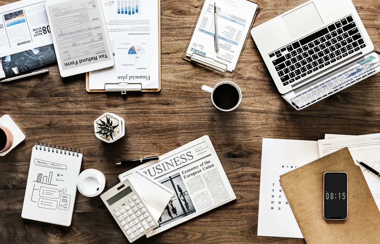 Bureau avec ordinateur portable, carnet et documents financiers