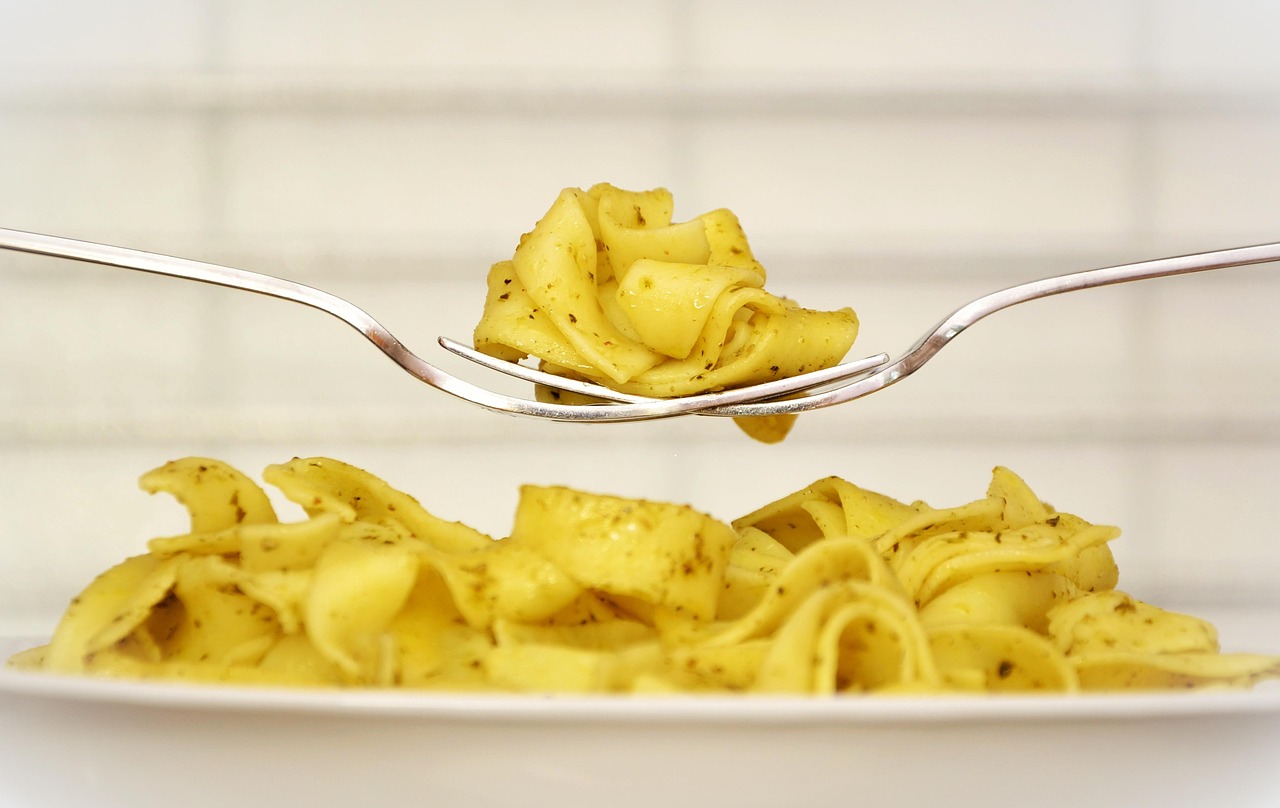 Fourchette avec des pates au-dessus d une assiette