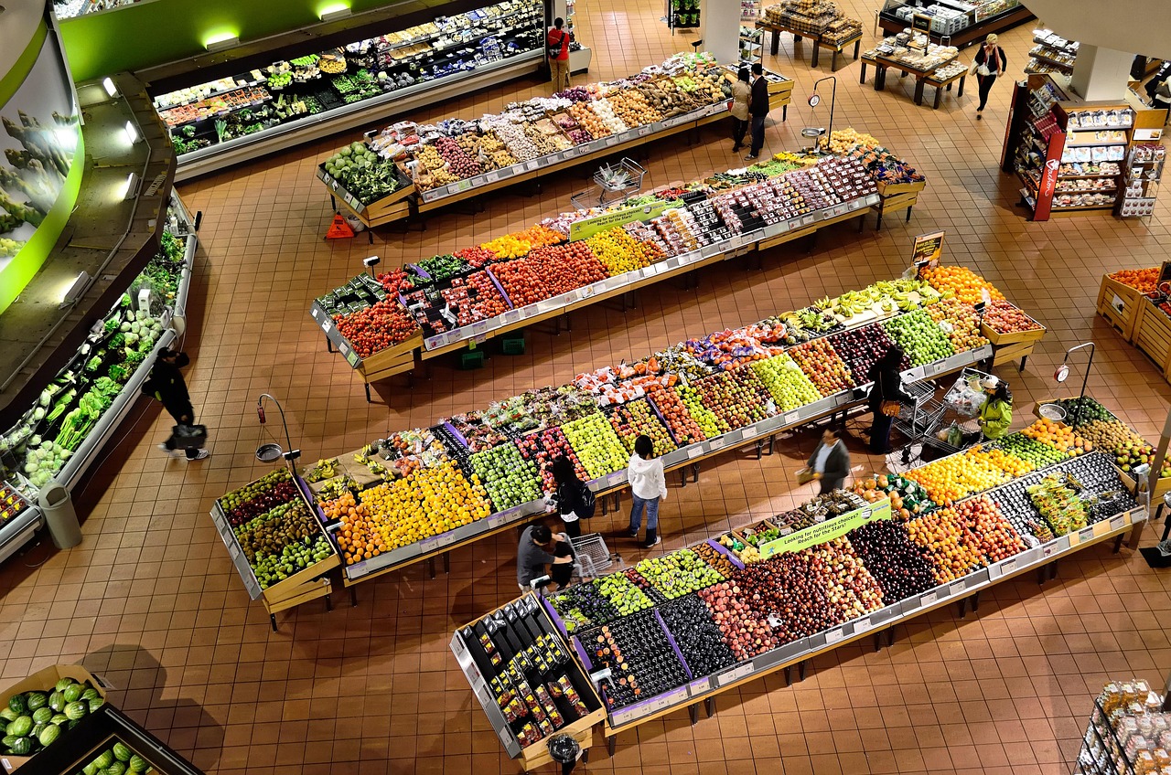 Vue aerienne d un rayon de fruits et legumes en supermarche