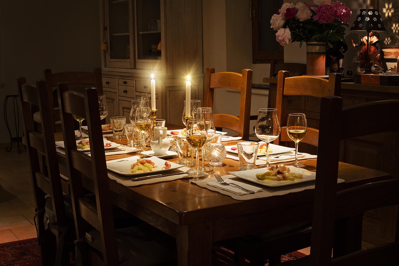 Table a manger dressee dans un coin repas cosy