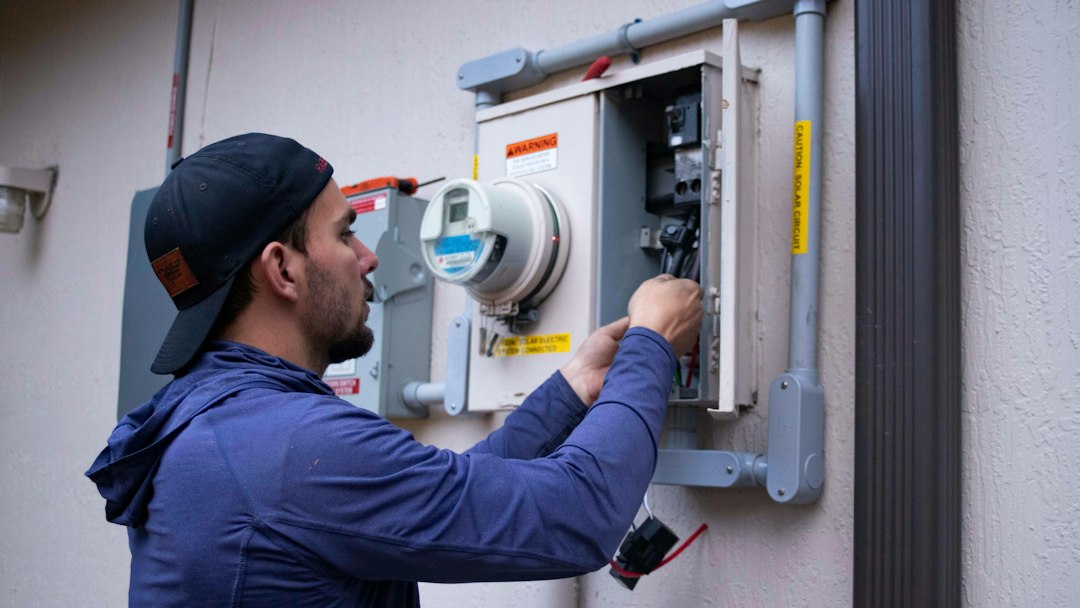 Technicien en train d effectuer l entretien d un boitier de chauffage