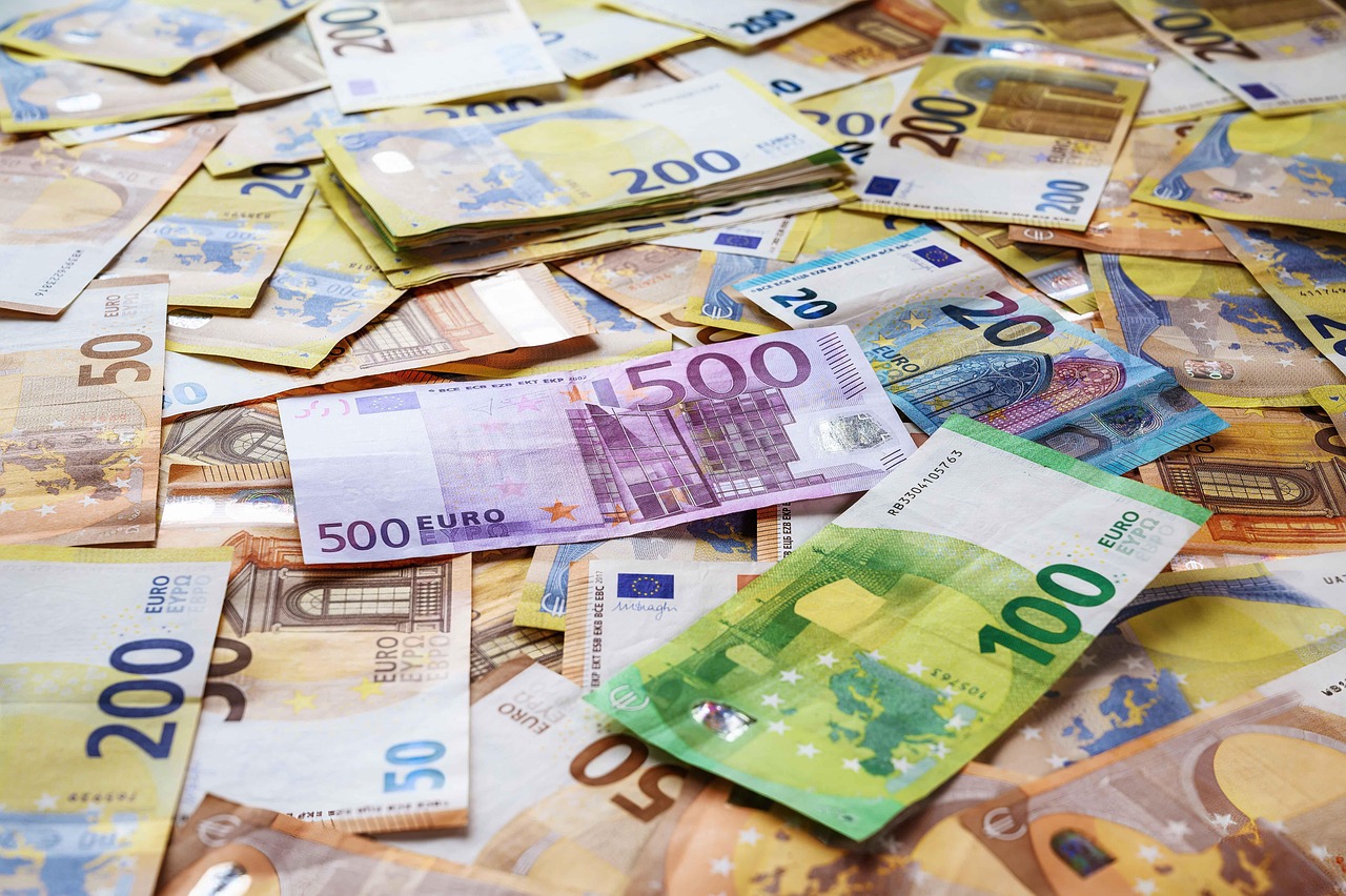 Billets de 50, 100, 200 et 500 euros étalés en éventail