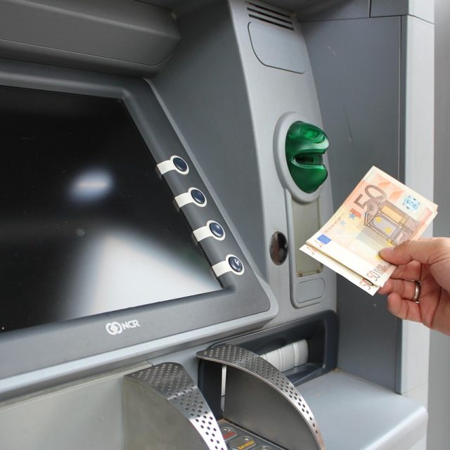Dès novembre, la France impose un contrôle strict des découverts bancaires