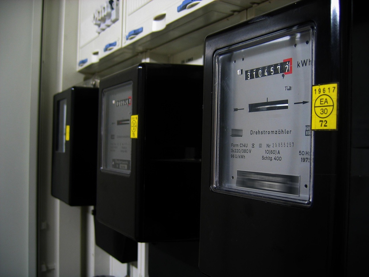 Rangee de compteurs electriques sur un mur
