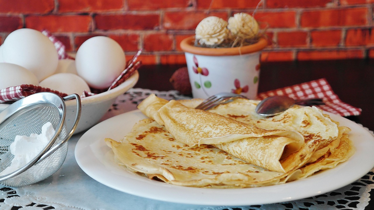 Crepes et oeufs servis sur une table pour un repas simple