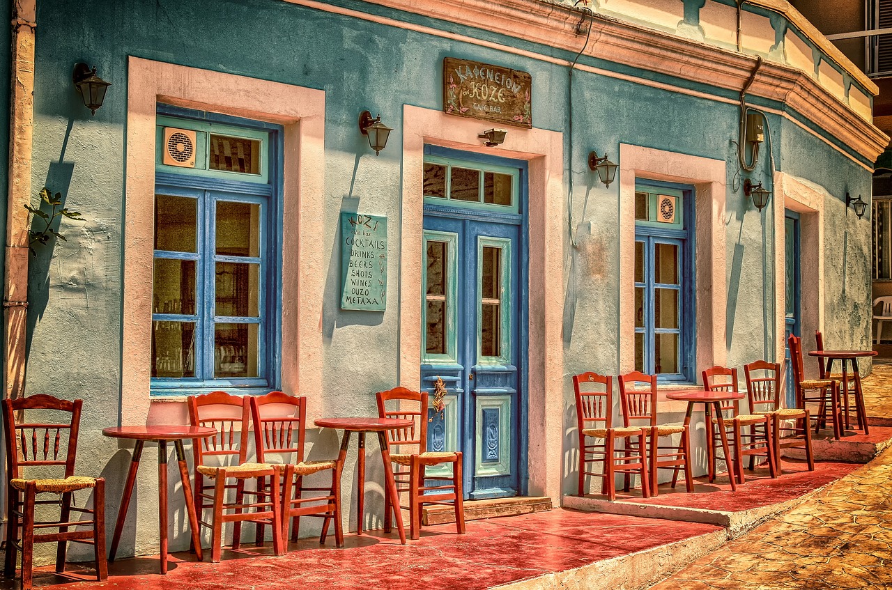 Facade d'un cafe avec porte et volets bleus