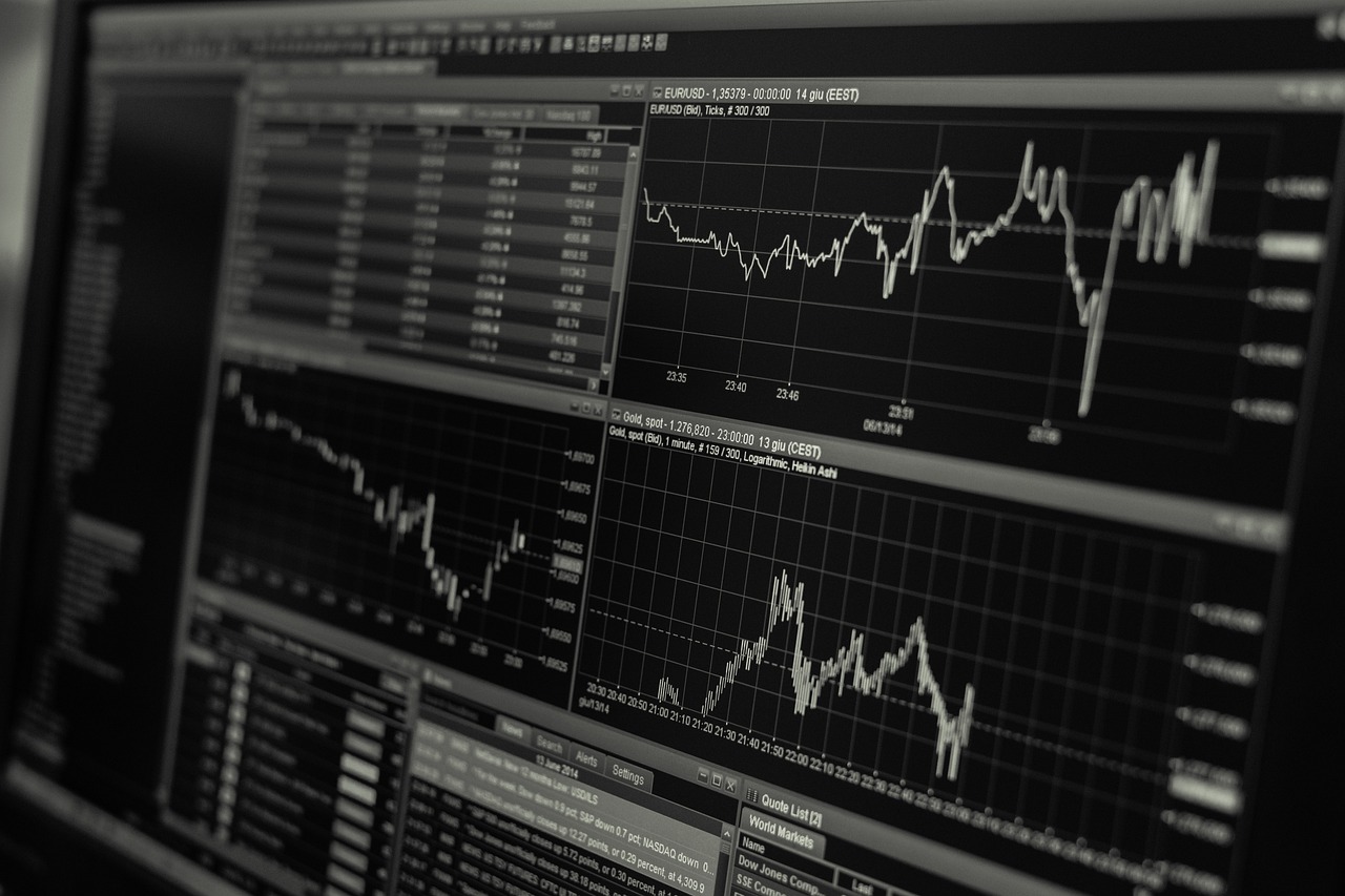 Graphique de cours financiers affiche sur un ecran