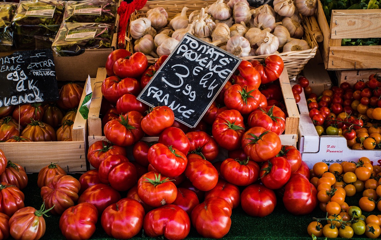 Cageots de tomates anciennes avec étiquette de prix en euros, origine France