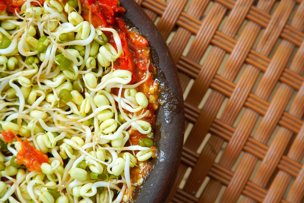 Plat de nouilles aux tomates et legumes pret a etre servi