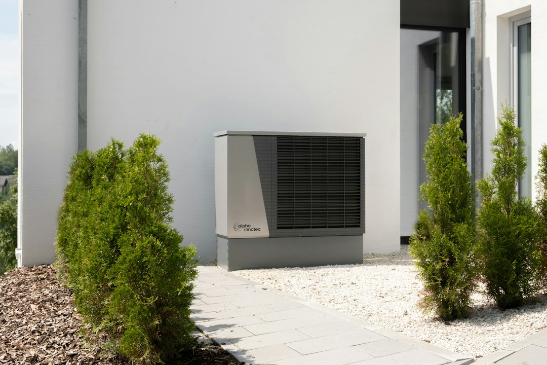 Unite exterieure de pompe a chaleur installee contre un mur de maison