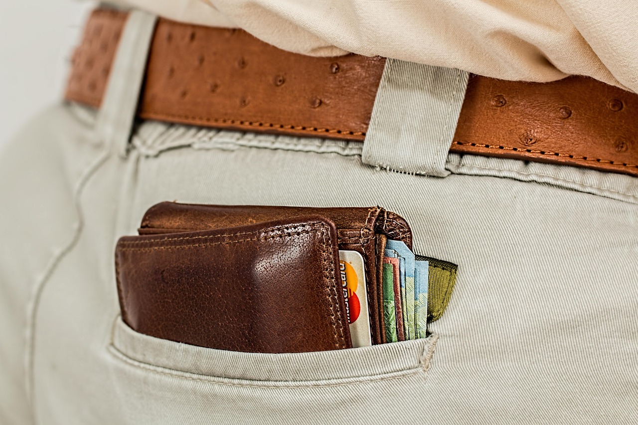 Portefeuille avec cartes dans la poche arriere d'un pantalon
