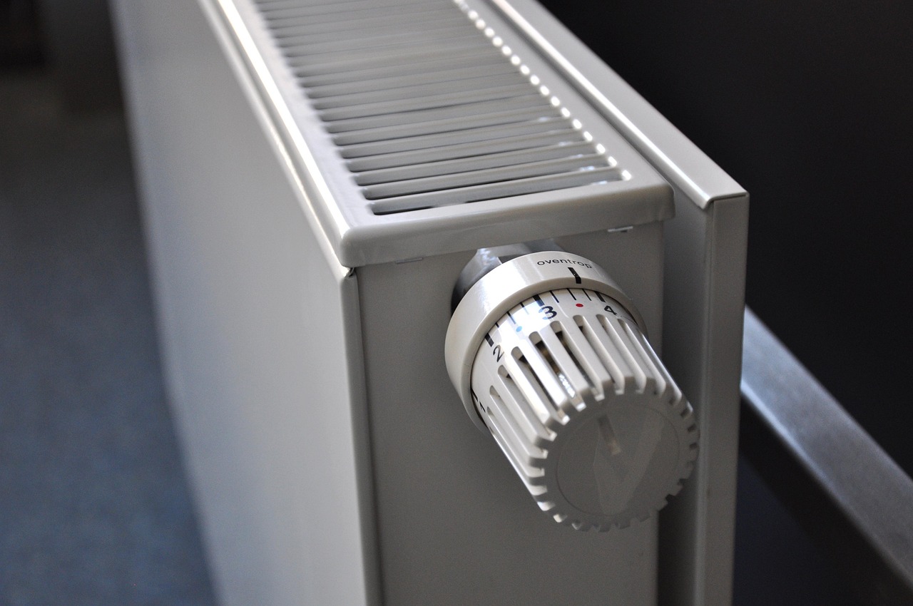 Radiateur à panneaux avec thermostat manuel, gros plan