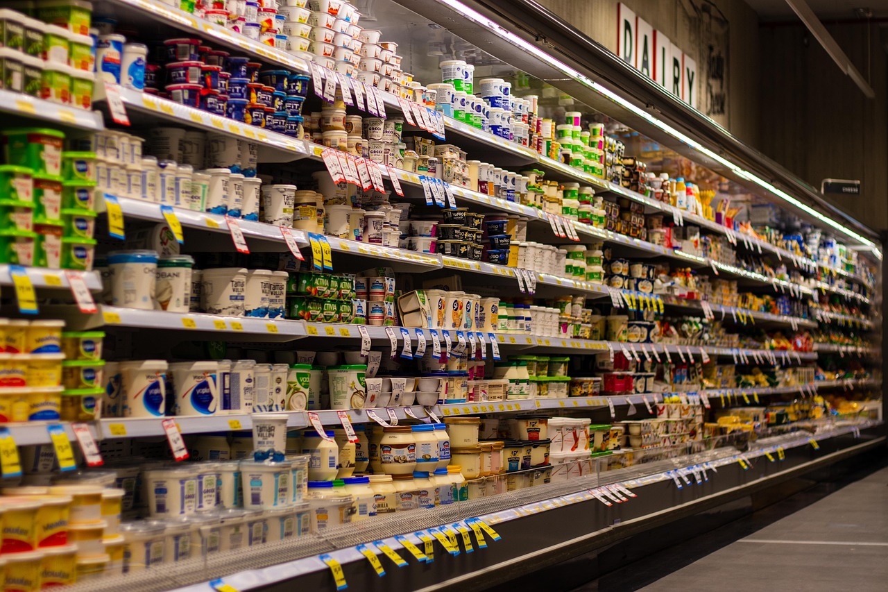 Rayon de supermarche garni de produits alimentaires