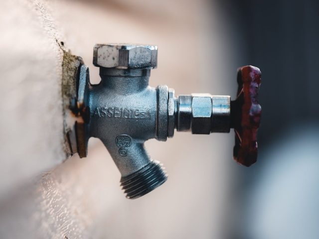Réparer une fuite de robinet : guide pas à pas