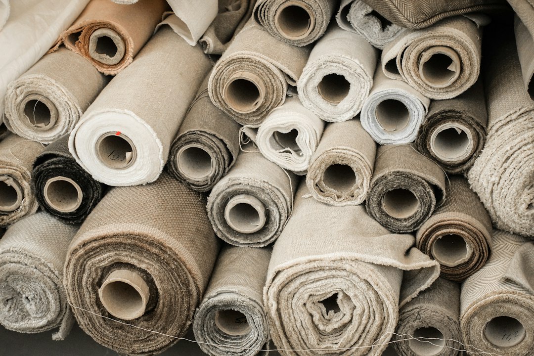 Rouleaux de materiau isolant empiles les uns sur les autres