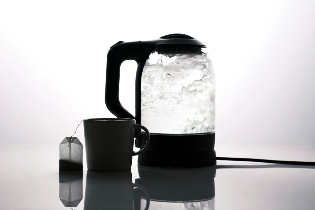 Bouilloire électrique noire avec de la vapeur qui s'échappe