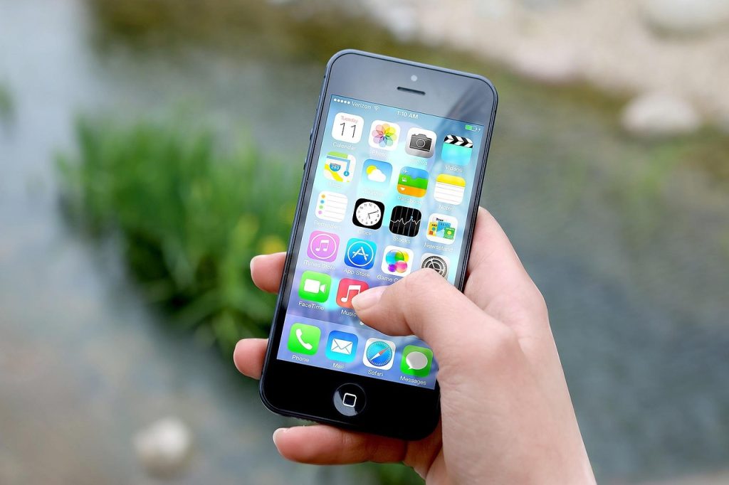 Main tenant un smartphone pour consulter une application bancaire