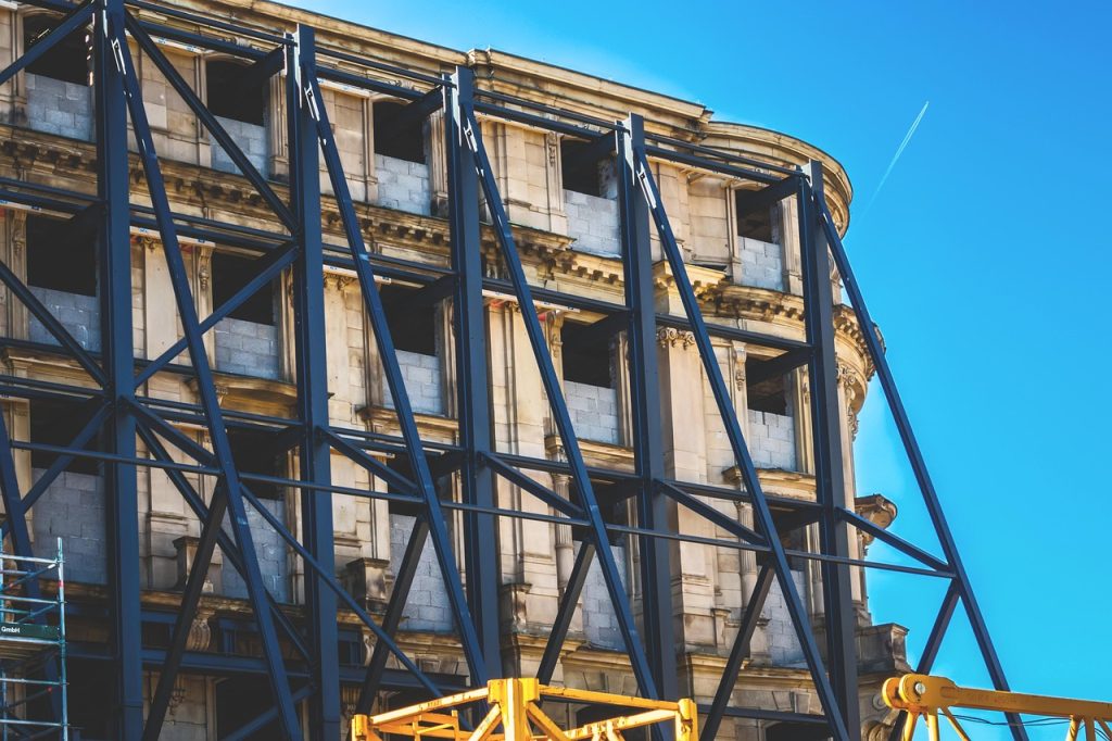 Façade d'immeuble recouverte d'un échafaudage de rénovation