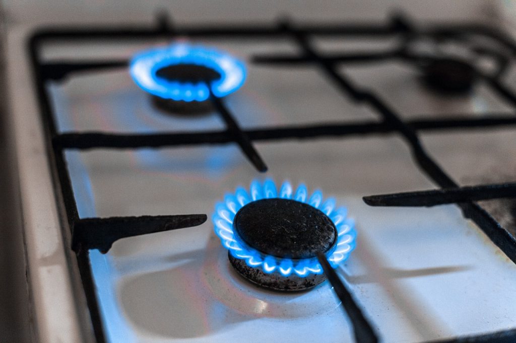 Plaque de cuisson à gaz avec deux brûleurs allumés