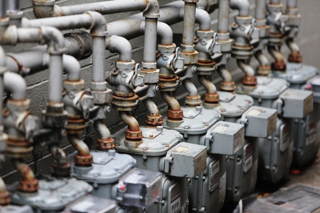 Rangée de compteurs de gaz dans un local technique