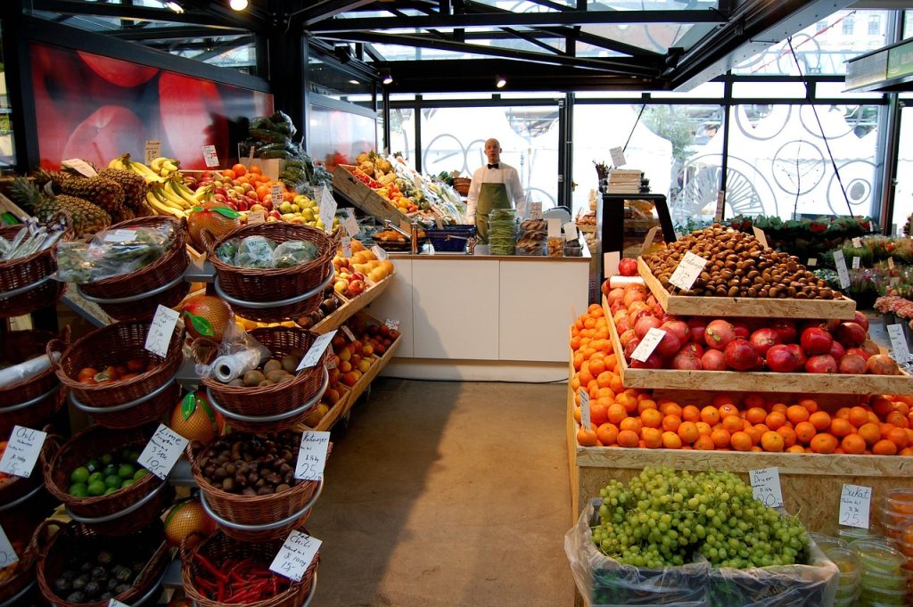 Étal de fruits et légumes dans un marché couvert