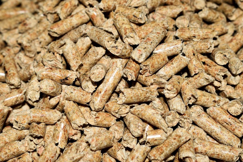 Tas de granulés de bois (pellets) en gros plan