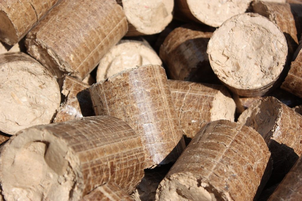 Granulés de bois compressés empilés
