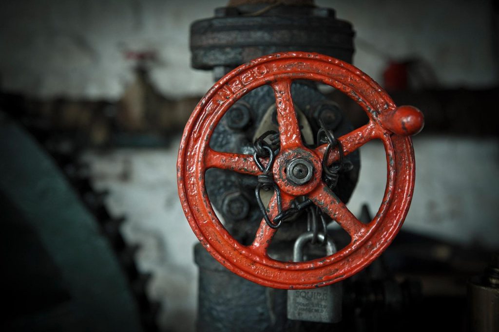 Vanne industrielle rouge sur une canalisation de gaz