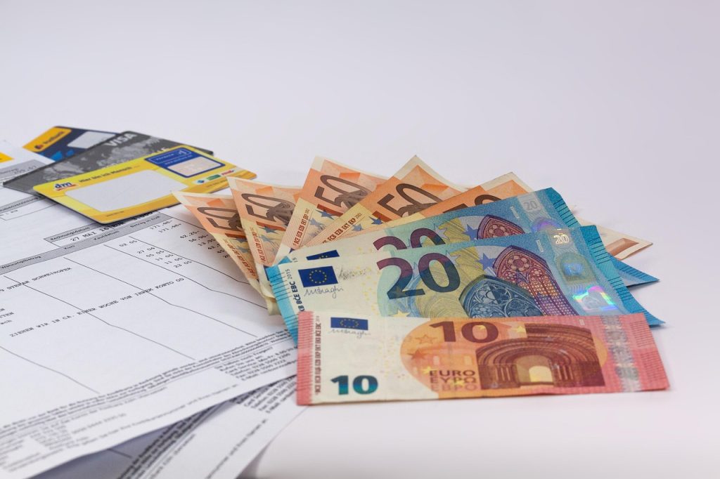 Billets en euros posés sur un calendrier