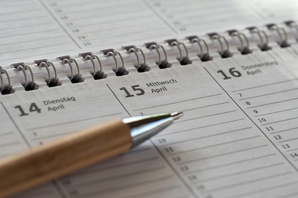 Calendrier et stylo pour planifier son budget