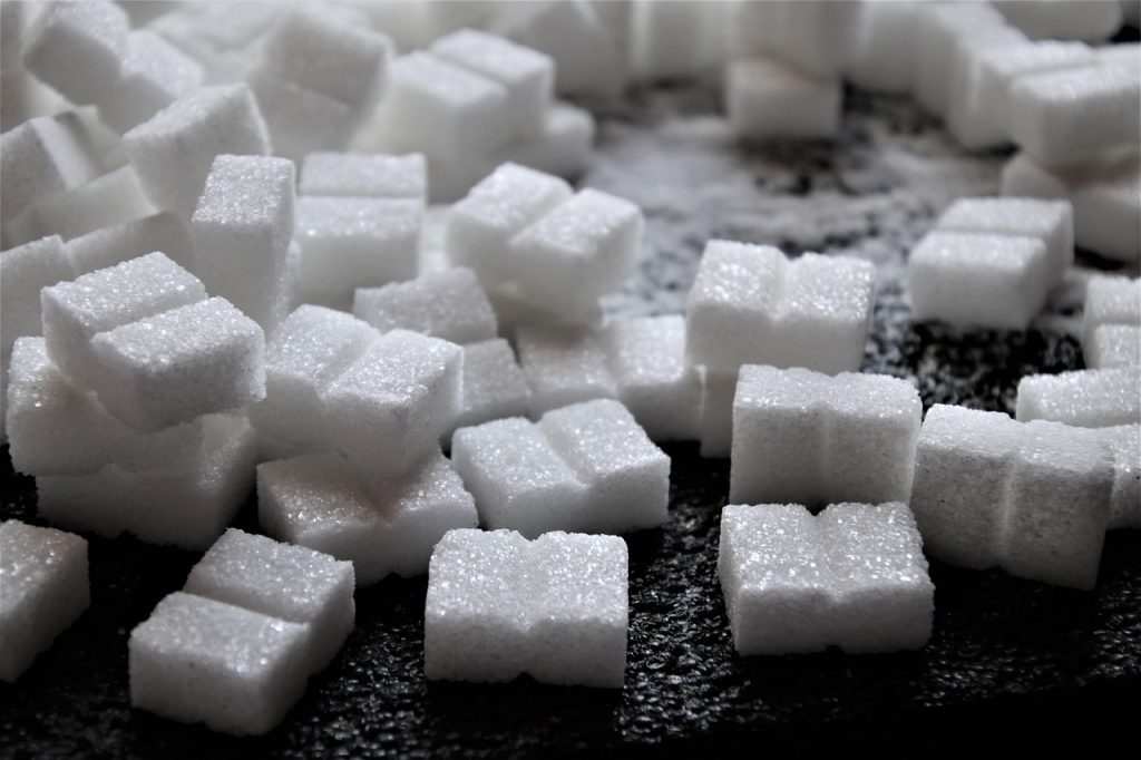 Morceaux de sucre blanc empilés