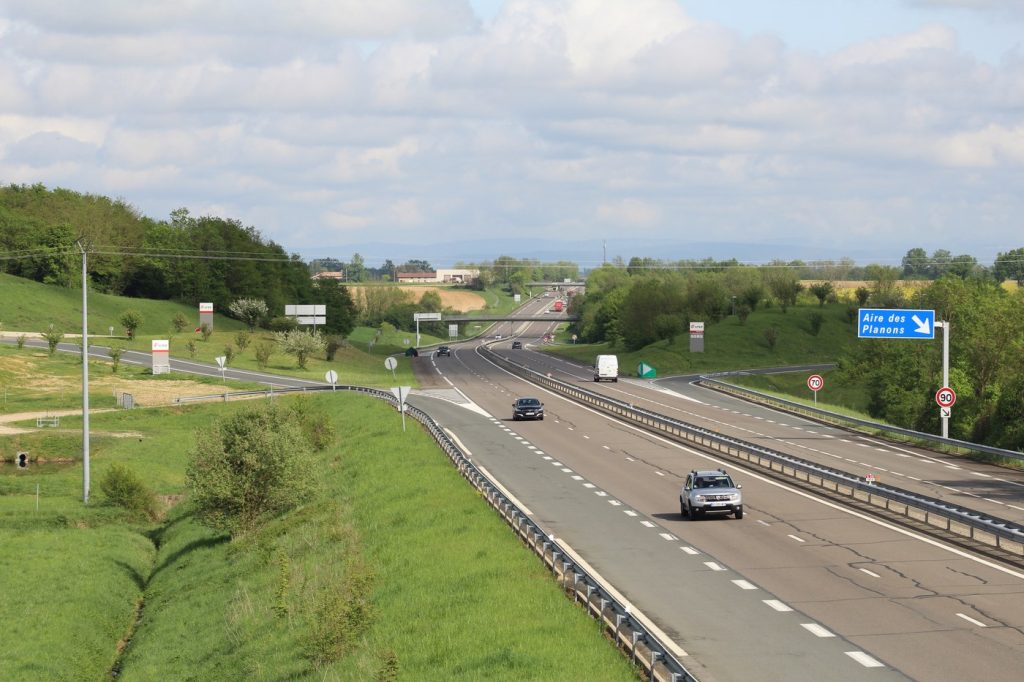 Autoroute francaise A40 avec signalisation routiere, vue en hauteur