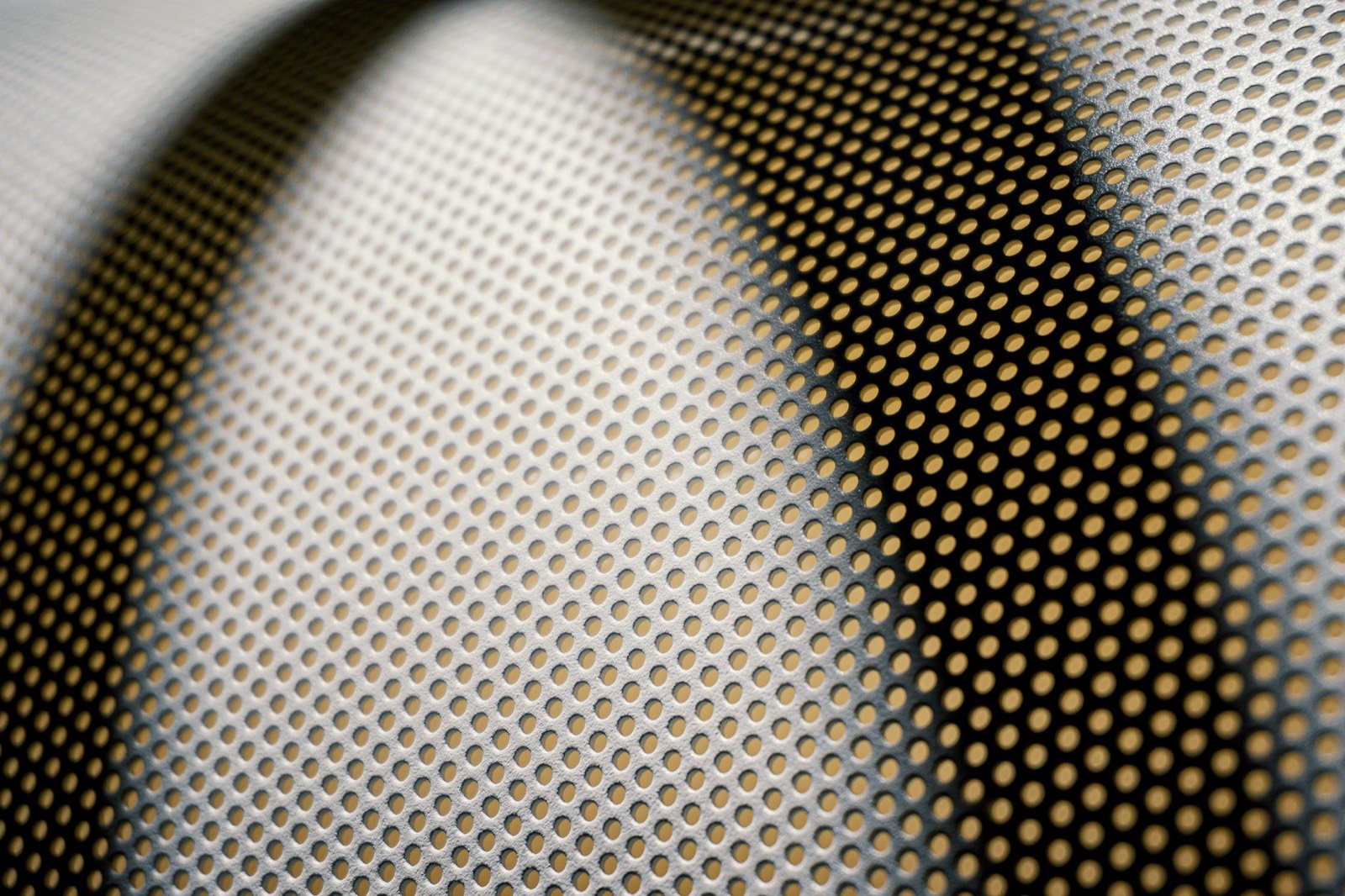 Gros plan sur un film vinyle microperforé, avec ses petits trous réguliers