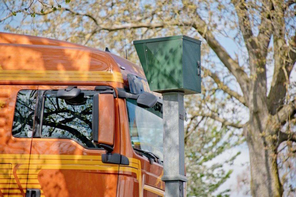 Radar automatique de contrôle de vitesse installé en bord d'autoroute française