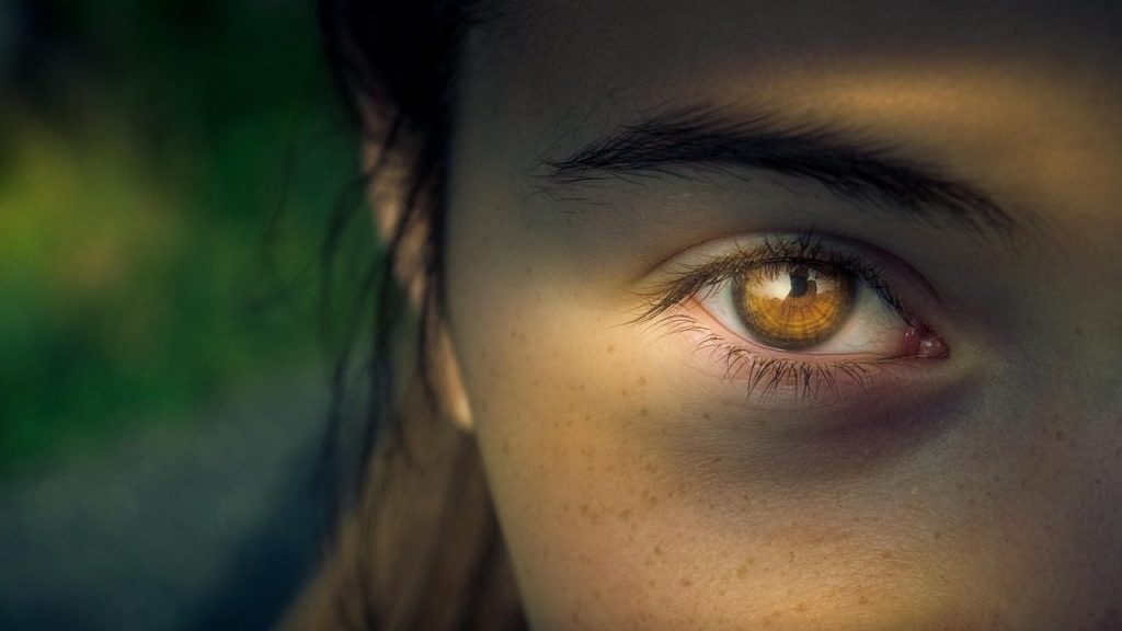 Gros plan sur des cernes marqués sous les yeux, peau sans maquillage