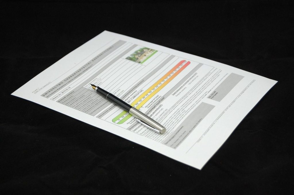 Document administratif officiel avec stylo et calculatrice sur un bureau (illustration générique, pas une carte grise réelle)