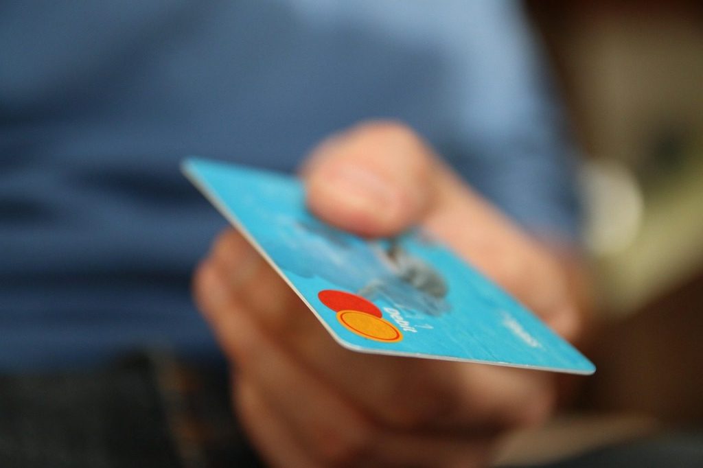 Main qui tient une carte bancaire, gros plan