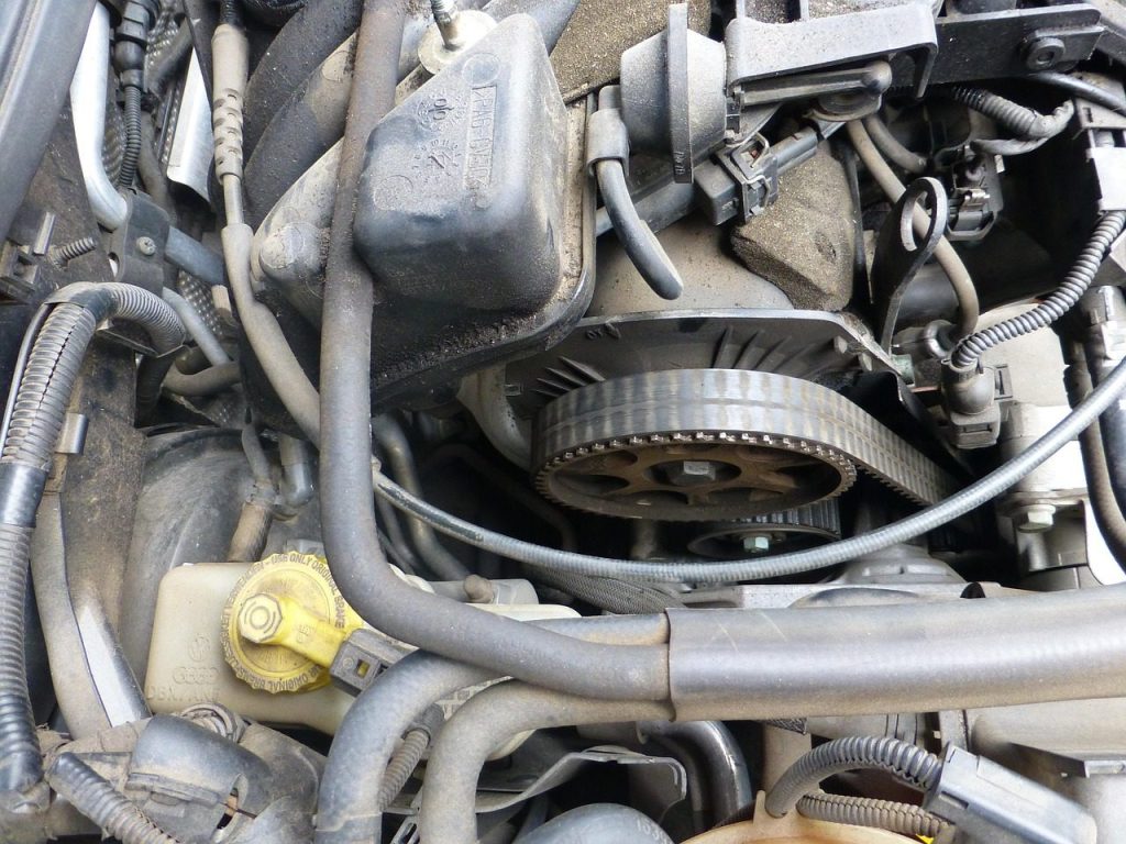 Courroie de distribution crantée visible dans le moteur ouvert d'une voiture