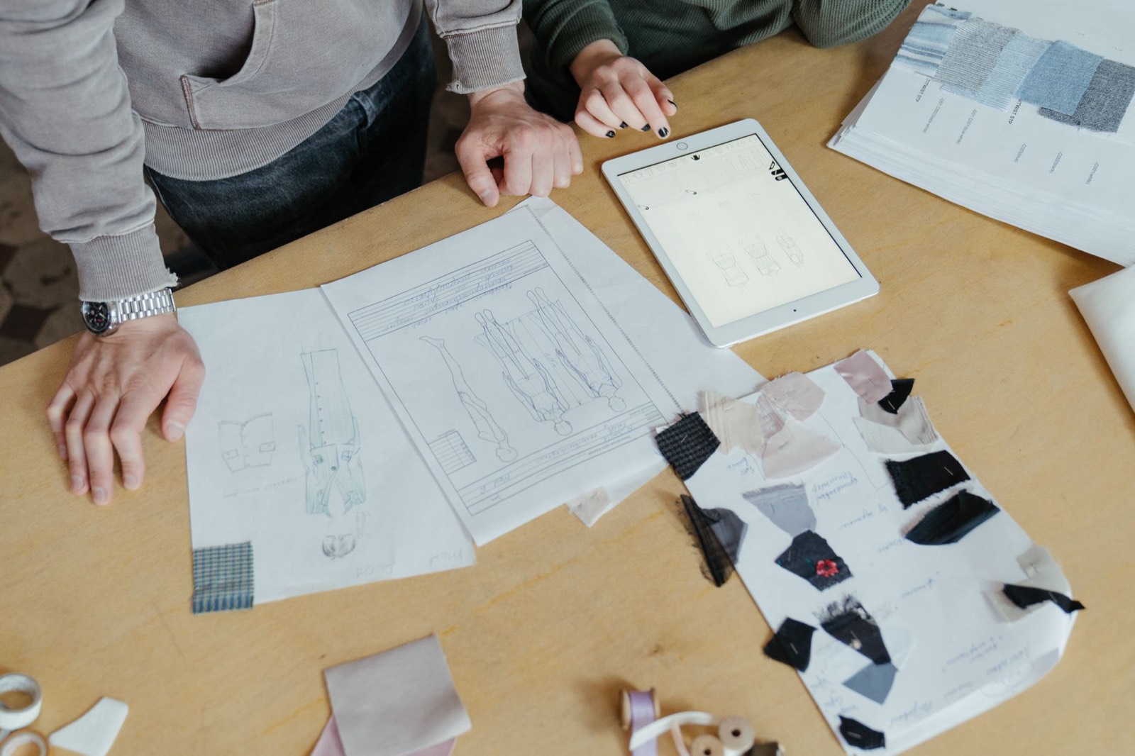 Croquis de mise en page d'un lookbook de mode sur la table d'un graphiste