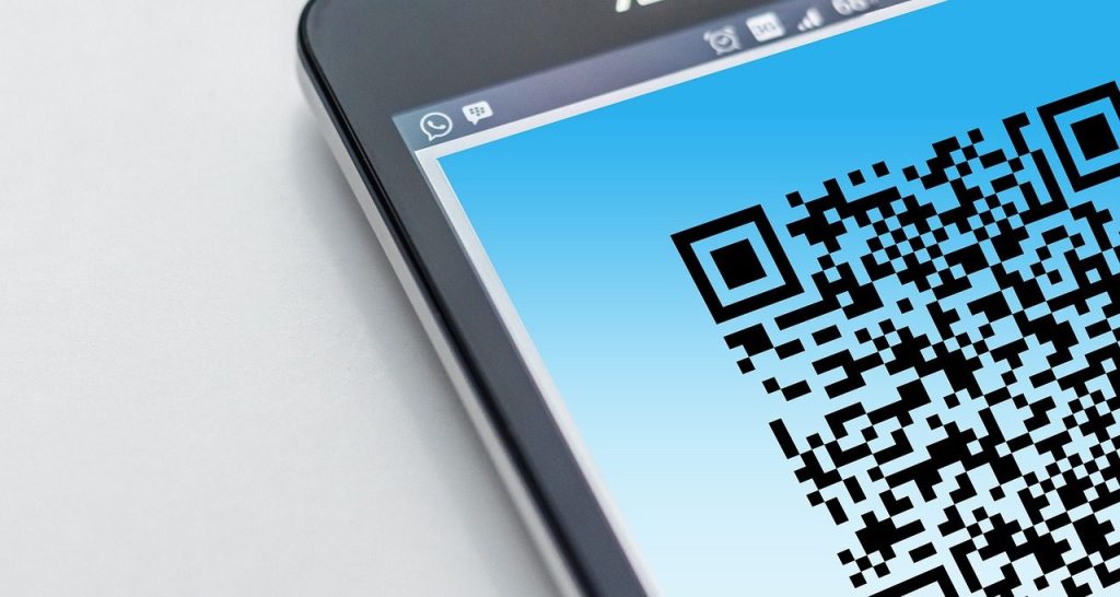 Écran tactile affichant un QR code d'activation