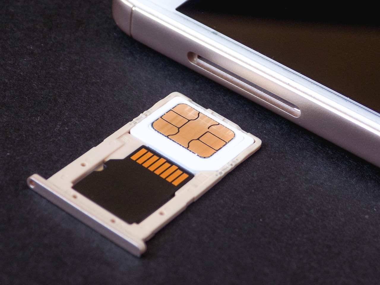 Plateau à carte SIM et puce eSIM sortis d'un smartphone, photo nette et professionnelle