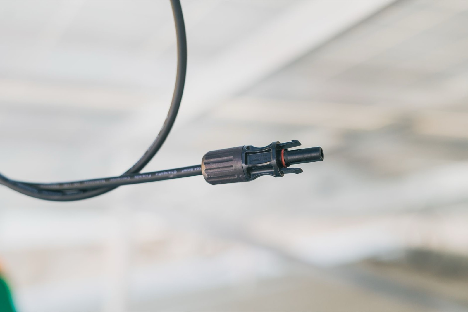 Prise électrique de remorque branchée sur la prise d'un attelage de voiture