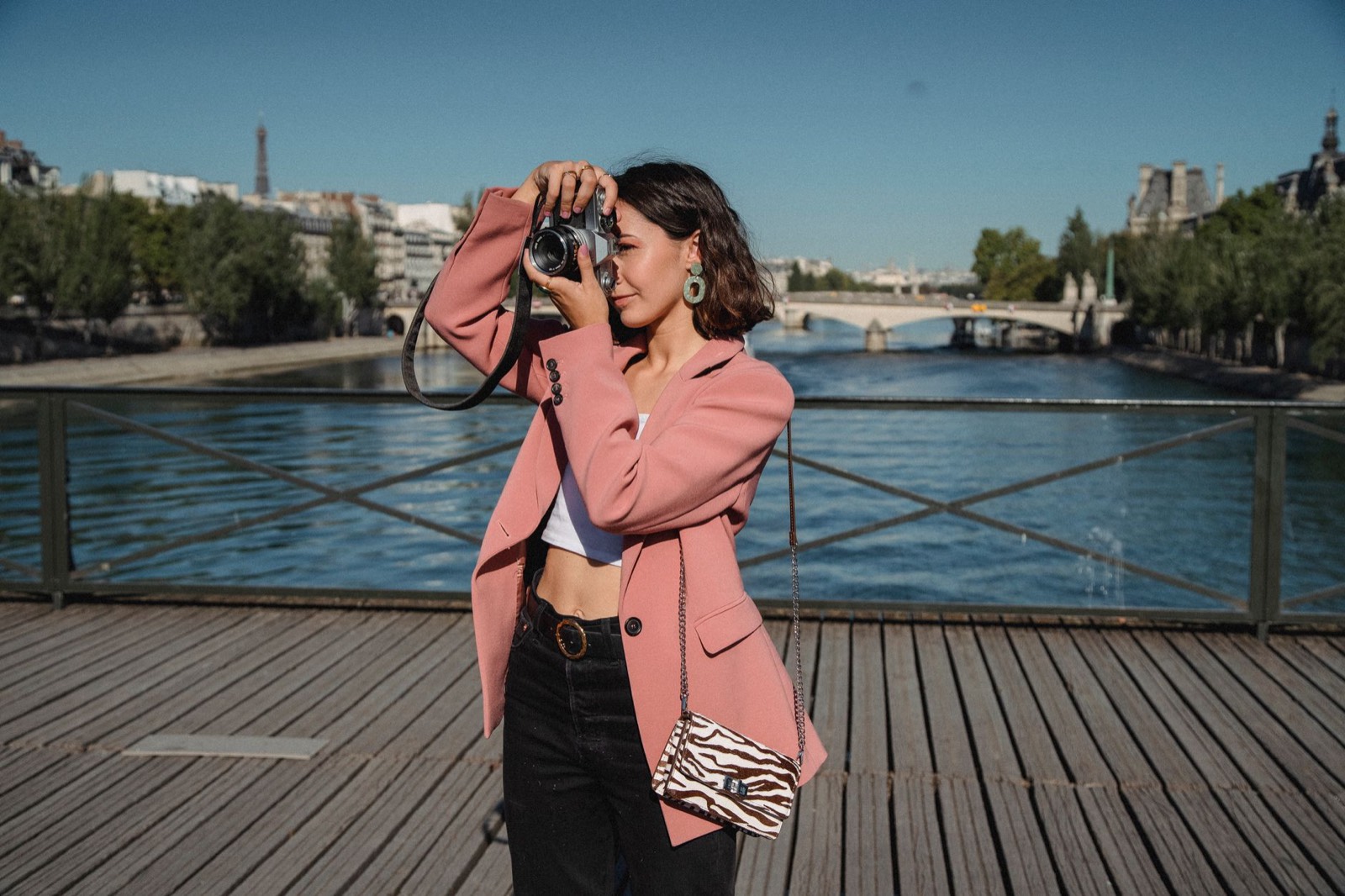 Photographes de street style dans une rue de Paris pendant la semaine de la mode