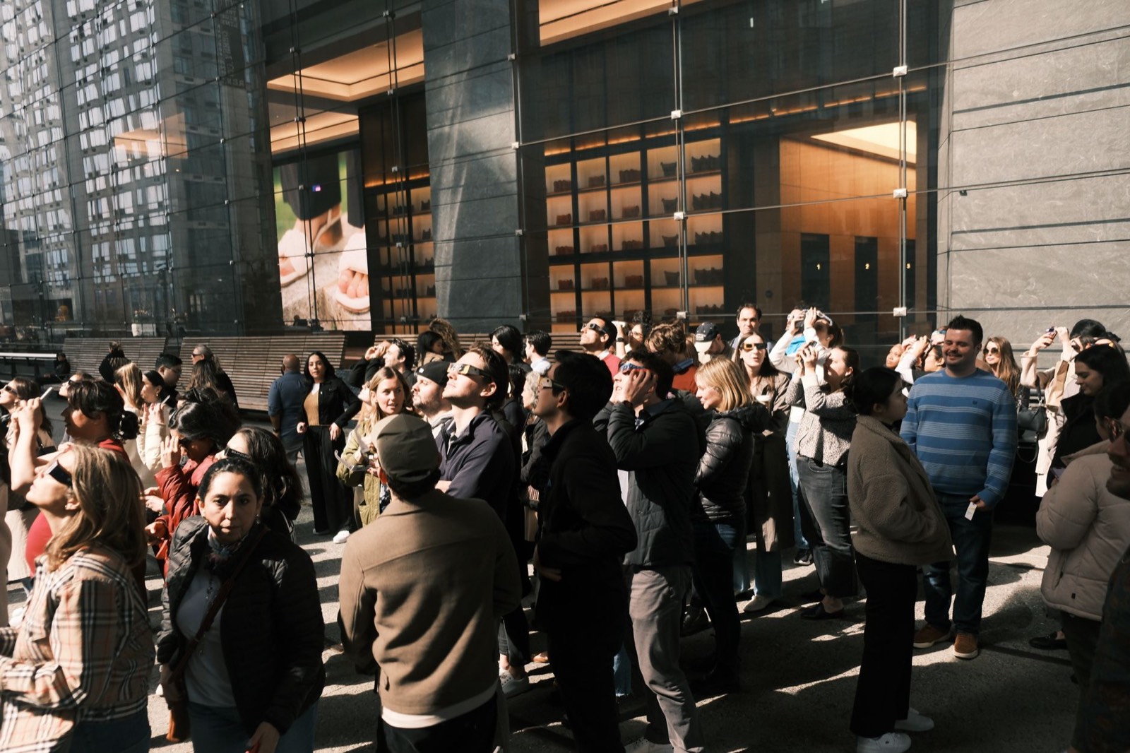 Foule de passionnés de mode devant un lieu de défilé parisien pendant la Fashion Week