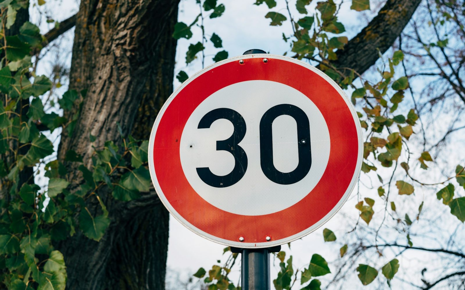Panneau rond de limitation de vitesse à 30 km/h sur une route française