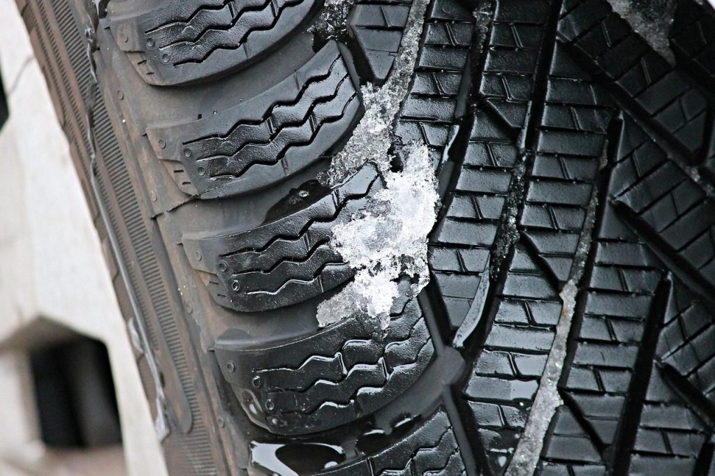 Mesure de la profondeur des sculptures d'un pneu de voiture