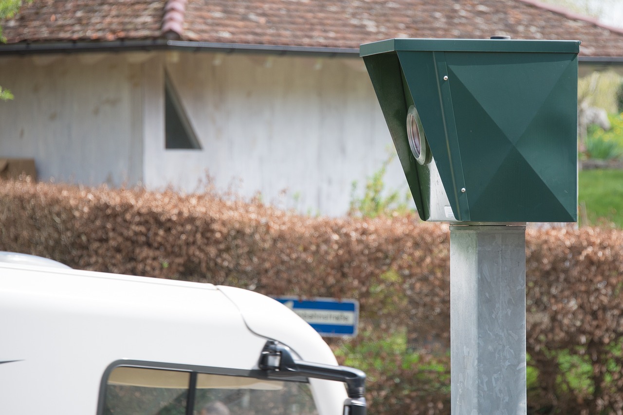 Radar automatique de contrôle de vitesse installé en bord de route, vue rapprochée
