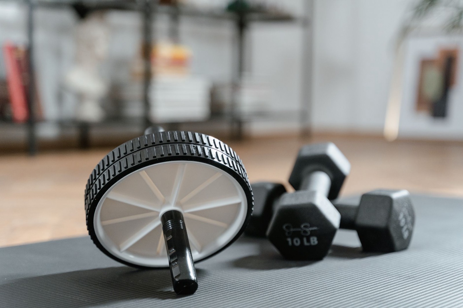 Tapis de sport et haltères installés pour une séance à domicile